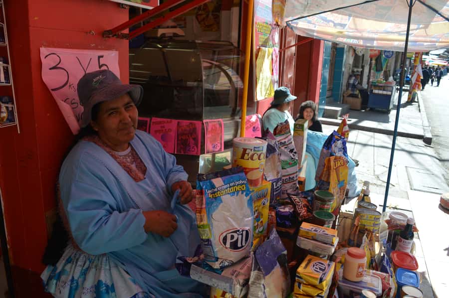 La Paz: Cable Car, Cemetery, Shaman, and El Alto Tour - Meeting a yatiri and learning about coca leaves