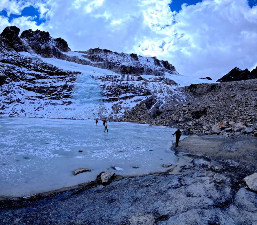La Paz: Charquini Mountain Guided Hike - Milluni Cemetery and Laguna Milluni