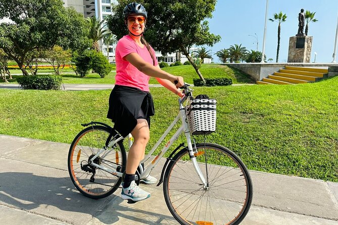 Lima Bike Tour in Miraflores & Barranco - Shared small group - Parque del Amor and the Pacific from the cliff
