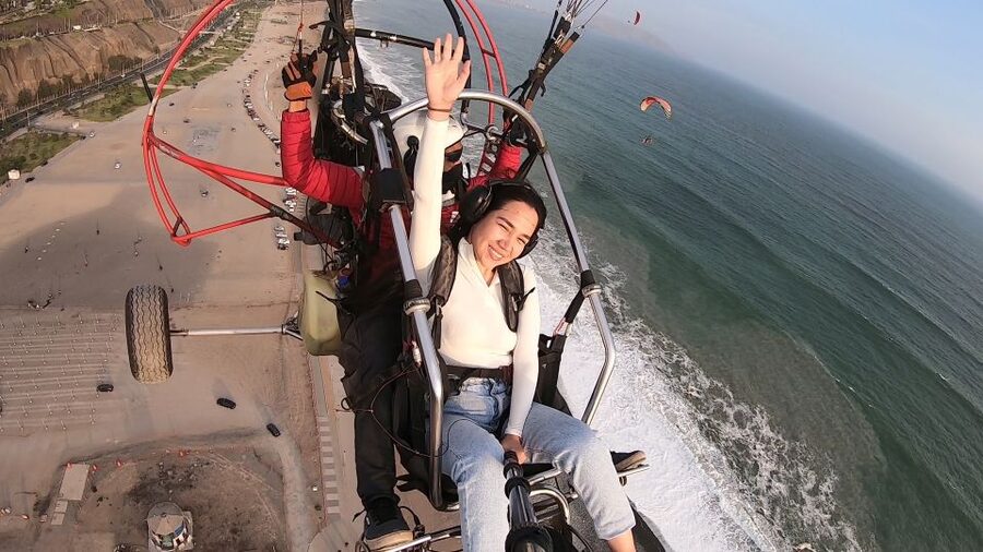 Lima: Paragliding Flight Over Costa Verde Districts - Safety, pilots, and what the ride feels like