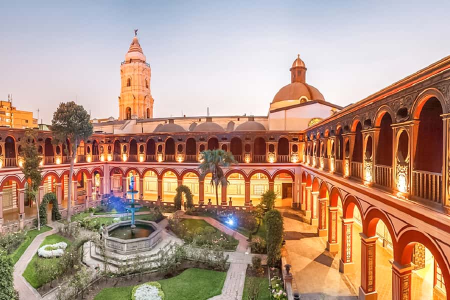 Lima: Water Magic Circuit, Downtown and Catacombs Night Tour - What the guide adds to the experience