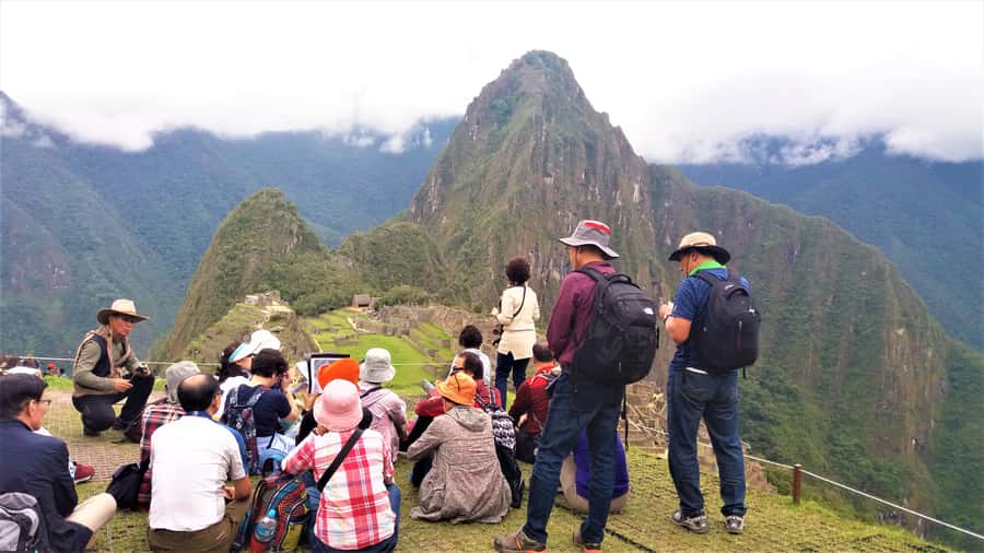 Machu Picchu: Private Tour Guide Service - Meeting in Aguas Calientes and reaching the entrance