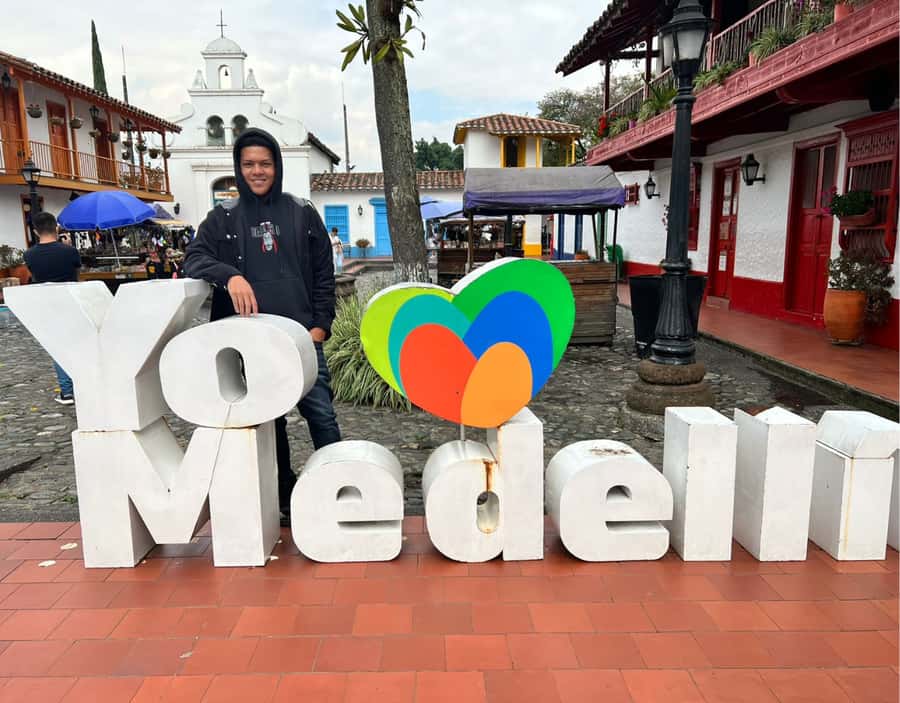 Medellín City Tour and Comuna 13 Experience - What the guide adds to the day