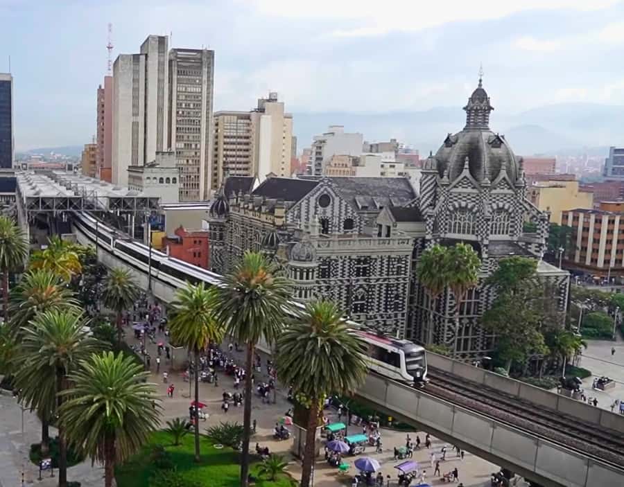 Medellín City Tour and Comuna 13 Experience - A full day that links Medellín’s landmarks