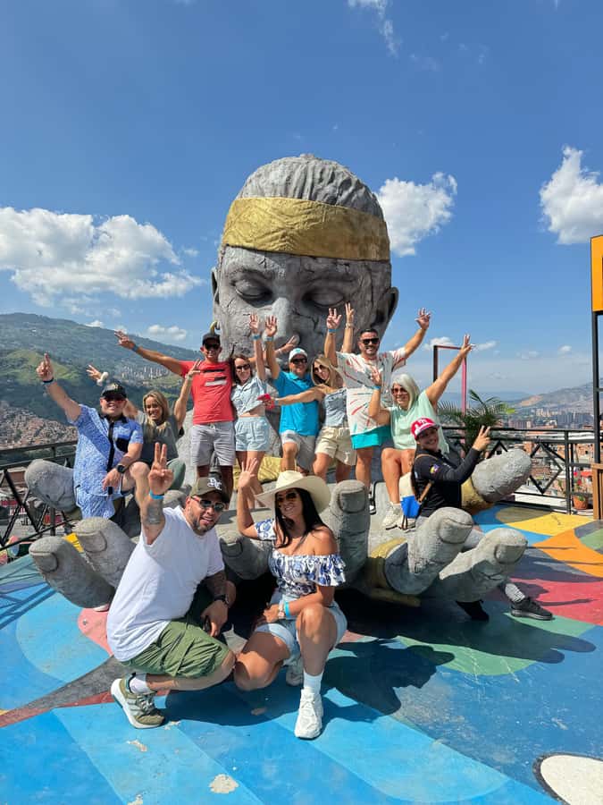 Medellín: Comuna 13 and Graffiti Guided Tour with a Local - Starting with galleries, murals, and the main views