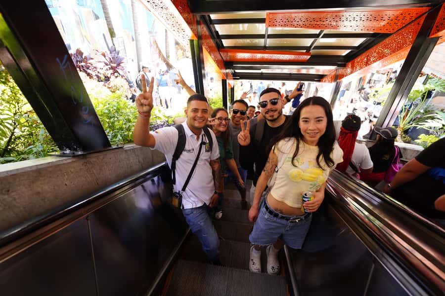 Medellín: Comuna 13 and Graffiti Guided Tour with a Local - Taking the quieter alleys