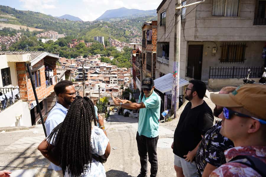 Medellín: Comuna 13 and Graffiti Guided Tour with a Local - Dance, music, and an artistic surprise