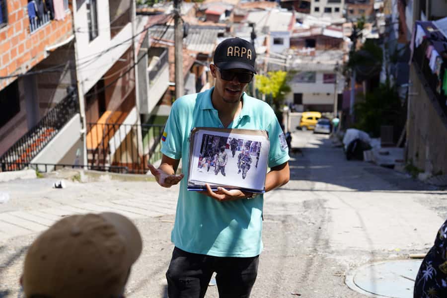 Medellín: Comuna 13 and Graffiti Guided Tour with a Local - Finishing with Medellín below you