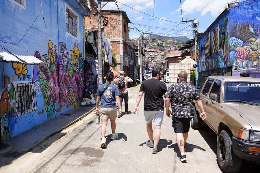 Medellín: Comuna 13 and Graffiti Guided Tour with a Local - How much value do you get for $16?