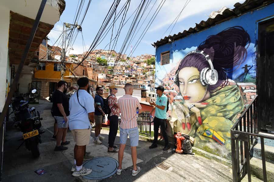 Medellín: Comuna 13 and Graffiti Guided Tour with a Local - Who should book this walk?