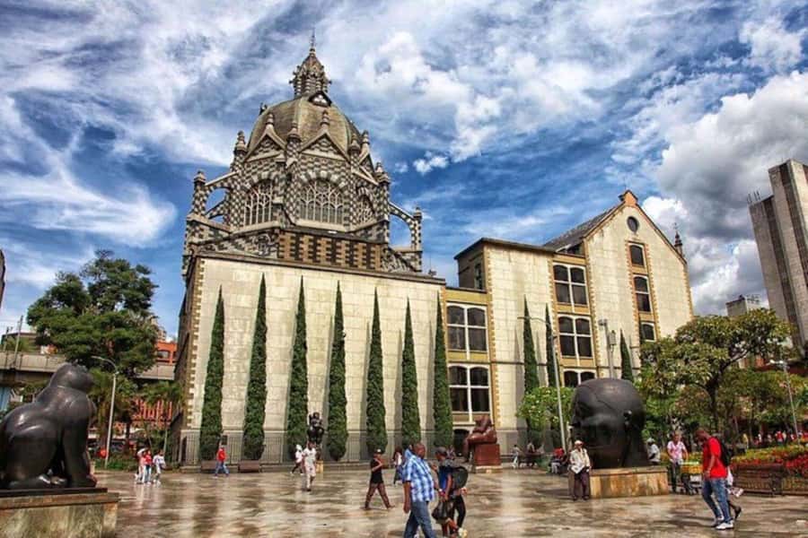 Medellín: Comuna 13, Cable Cars and Botero Statues Tour - Why this four-hour route works