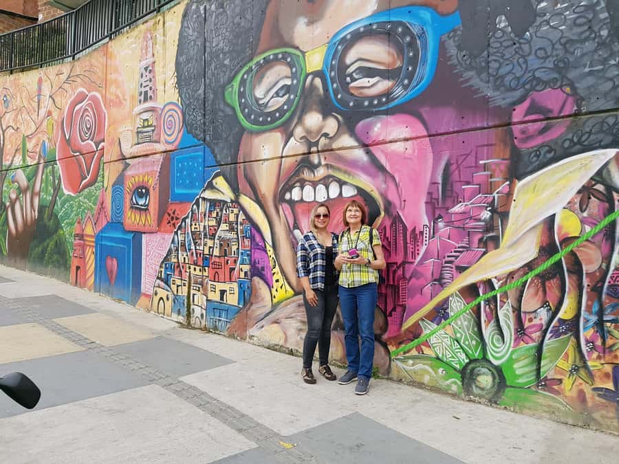 Medellín: Comuna 13, Cable Cars and Botero Statues Tour - Walking through El Centro