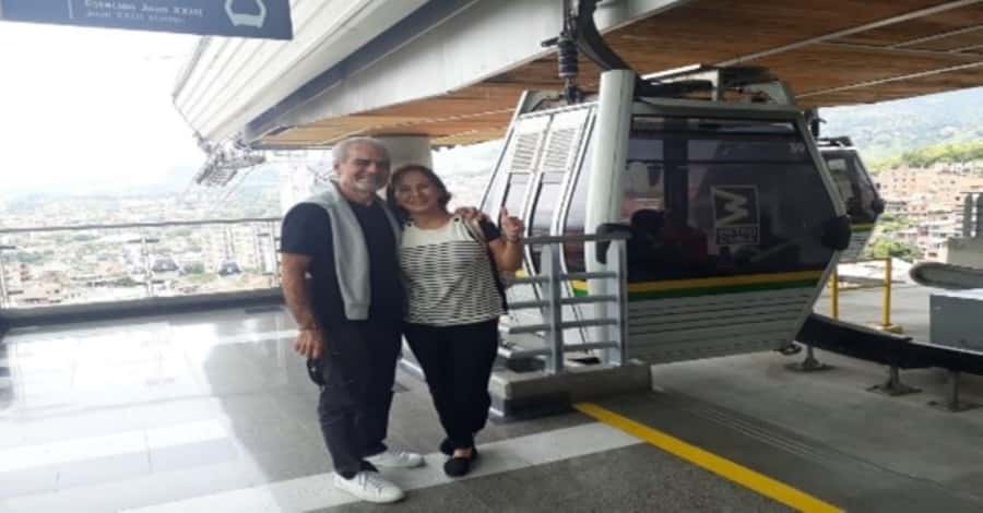Medellín: Comuna 13, Cable Cars and Botero Statues Tour - Entering Comuna 13 through art