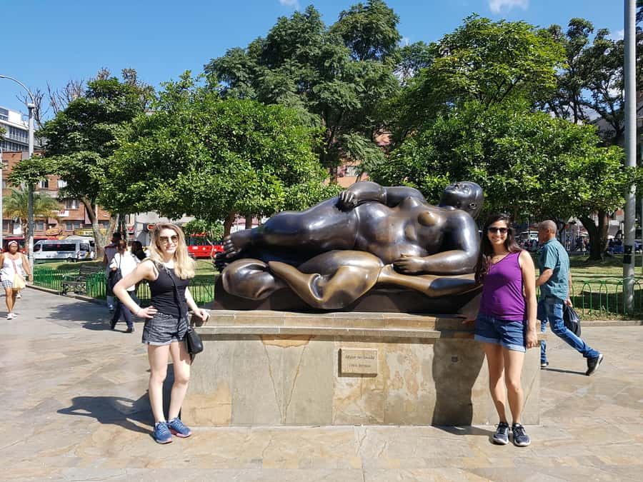 Medellín: Comuna 13, Cable Cars and Botero Statues Tour - Botero Plaza and the oversized figures