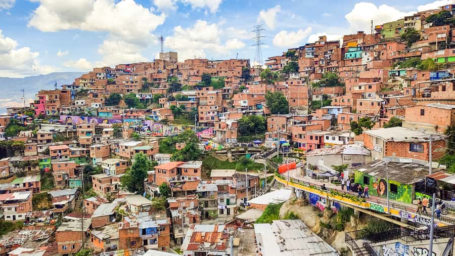 Medellin: Comuna 13 Graffiti Tour, Cable Car & Street Food - Why this Comuna 13 tour works so well
