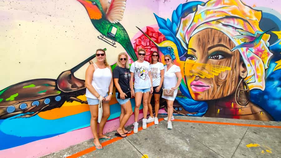 Medellin: Comuna 13 Graffiti Tour, Cable Car & Street Food - Coffee, dance, and the first taste of Comuna 13