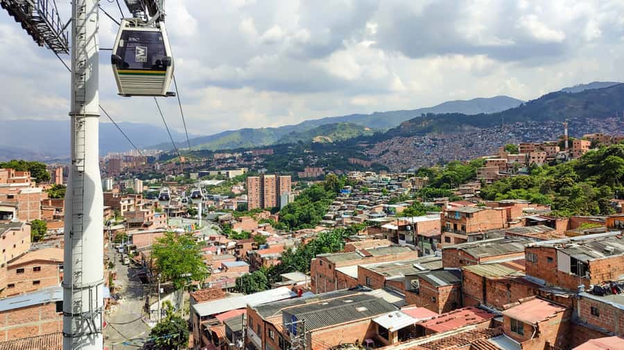Medellin: Comuna 13 Graffiti Tour, Cable Car & Street Food - Who should book this experience