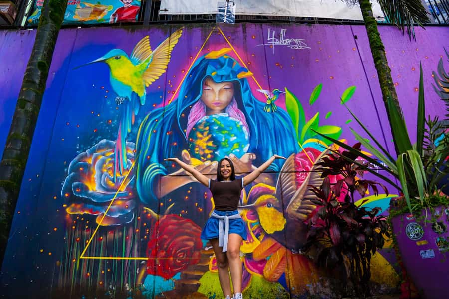 Medellín: Comuna 13 Tour with Snacks And Your Own Graffiti - Why a guide matters in Comuna 13