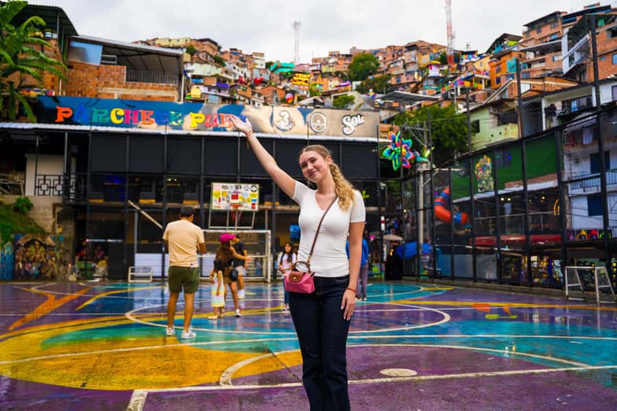 Medellín: Comuna 13 Tour with Snacks And Your Own Graffiti - The opening walk and Comuna 13’s difficult past