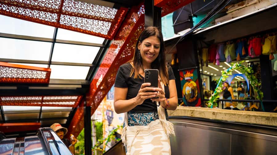 Medellín: Comuna 13 Tour with Snacks And Your Own Graffiti - The first food tasting: empanadas and local treats