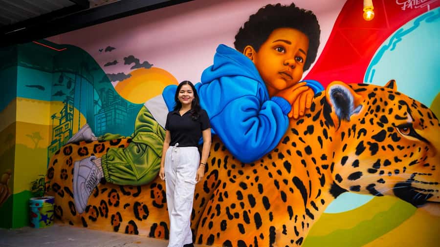 Medellín: Comuna 13 Tour with Snacks And Your Own Graffiti - Art galleries, side streets, and the famous escalators