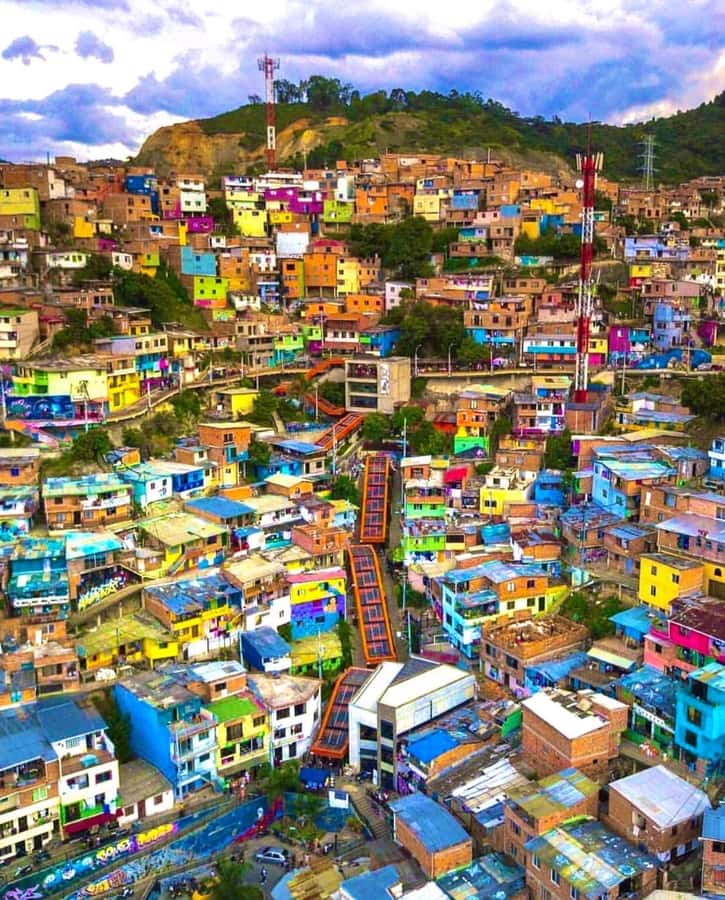 Medellín: Comuna 13 True Story and Street Food Tour - Why this Comuna 13 tour is different