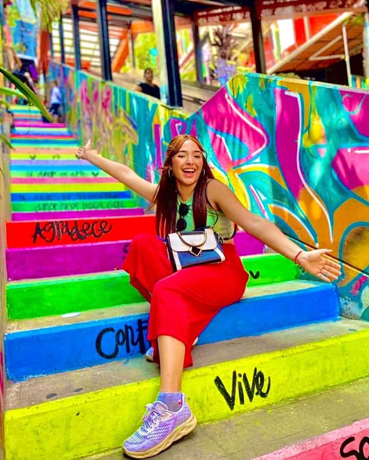 Medellín: Comuna 13 True Story and Street Food Tour - The first walk through Comuna 13