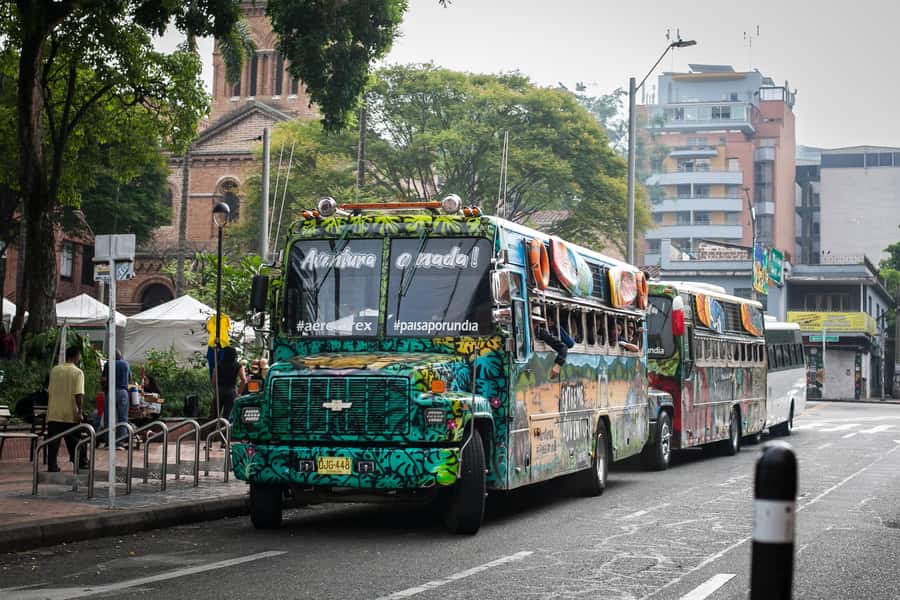 Medellin: Guatapé Day Trip & Boat to Pablo Escobar's Estate - Guatapé’s painted streets and umbrella photos