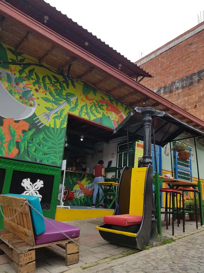 Medellin: Guatape, El Peñol Coffee Farm Private Tour & Fruit - A hands-on coffee lesson near El Peñol