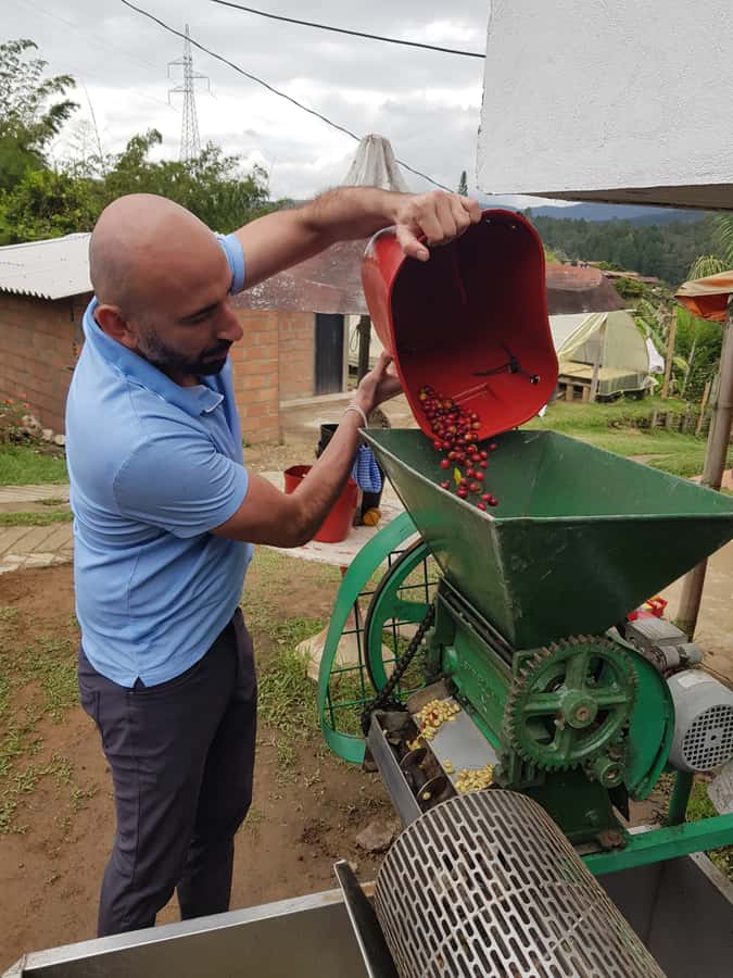 Medellin: Guatape, El Peñol Coffee Farm Private Tour & Fruit - Walking Guatapé’s colorful streets