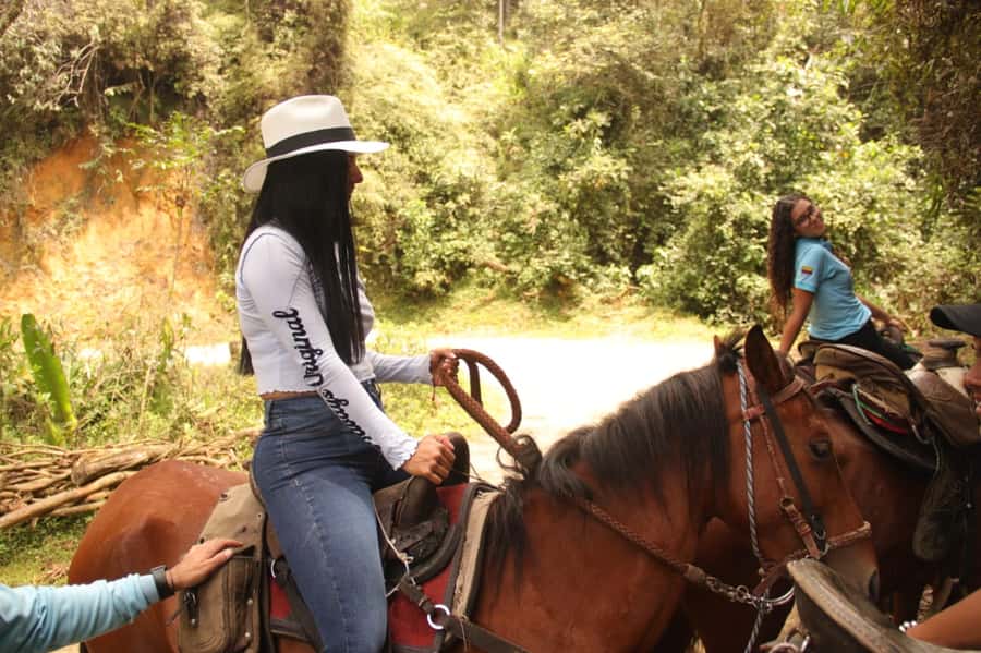 Medellin: Horseback Riding in the Medellin Mountains - Pauses for food, drinks, and local conversation