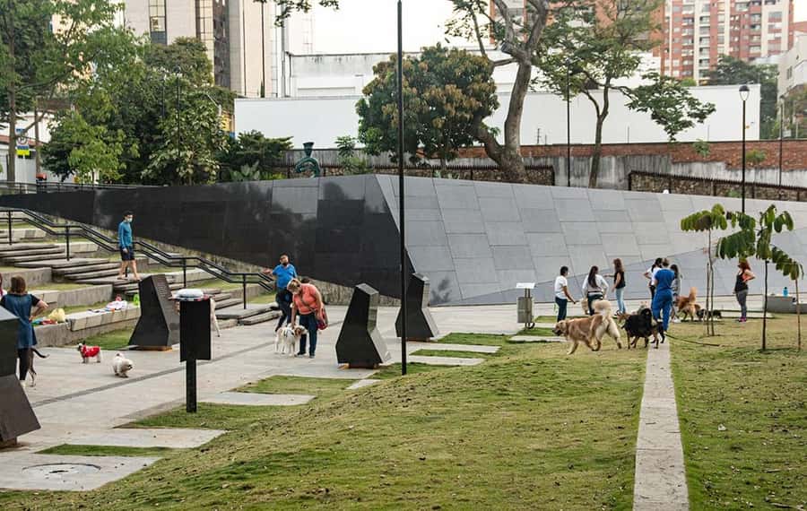 Medellín: Pablo Escobar Tour with beer included - Transport, timing, and the included drink