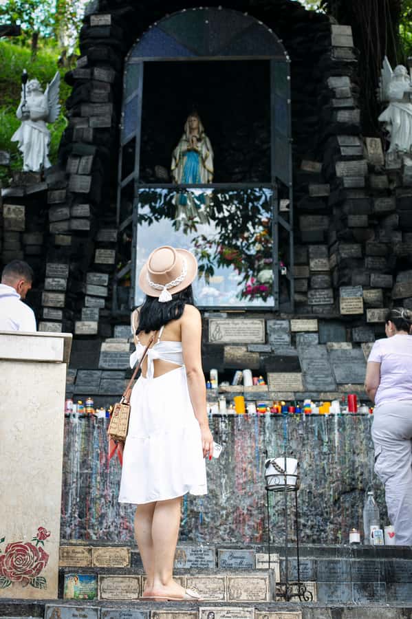 Medellín: Pablo Escobar Tour with Guide and Transportation - Montesacro Cemetery and the people behind the legend