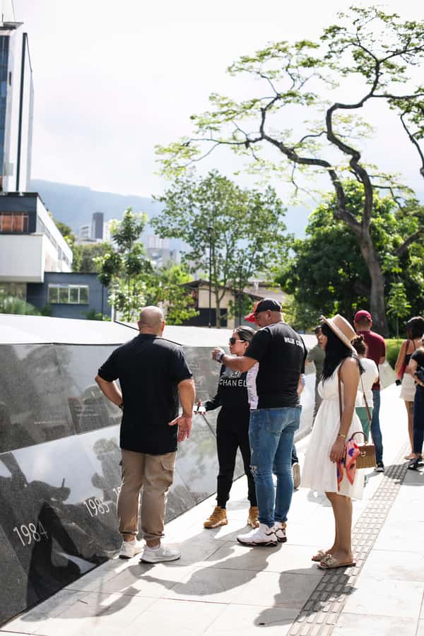 Medellín: Pablo Escobar Tour with Guide and Transportation - The 70-minute visitor center stop