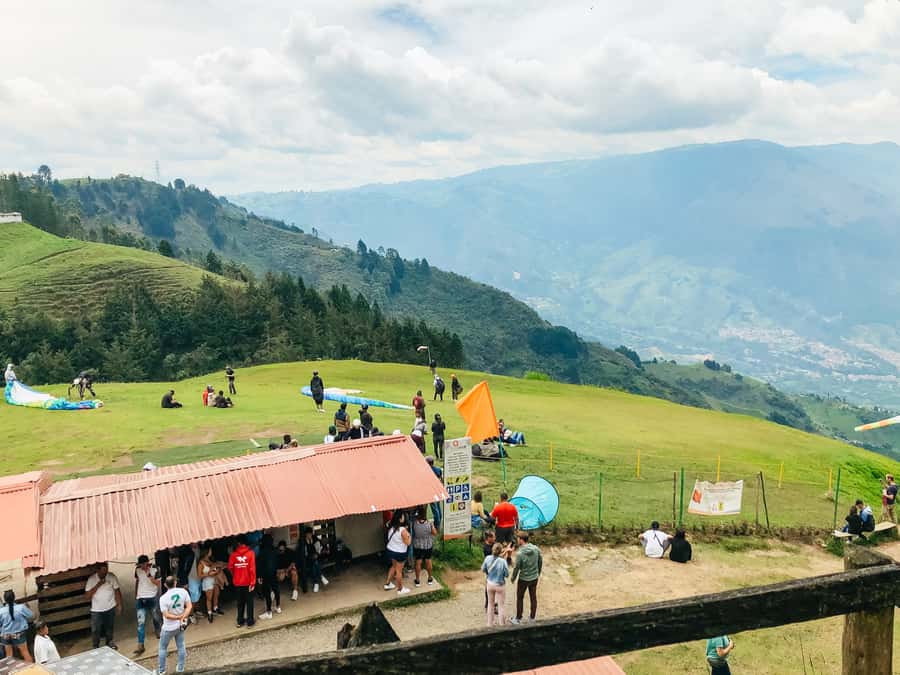 Medellín: Paragliding in the Colombian Andes - Getting ready above the Aburrá Valley