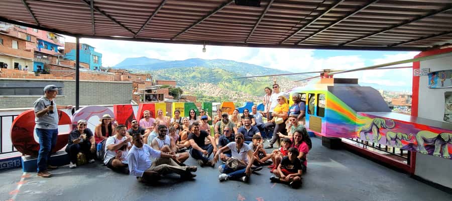 Medellín: Private City Tour with Metrocable and Comuna 13 - Seeing Medellín from the Metrocable