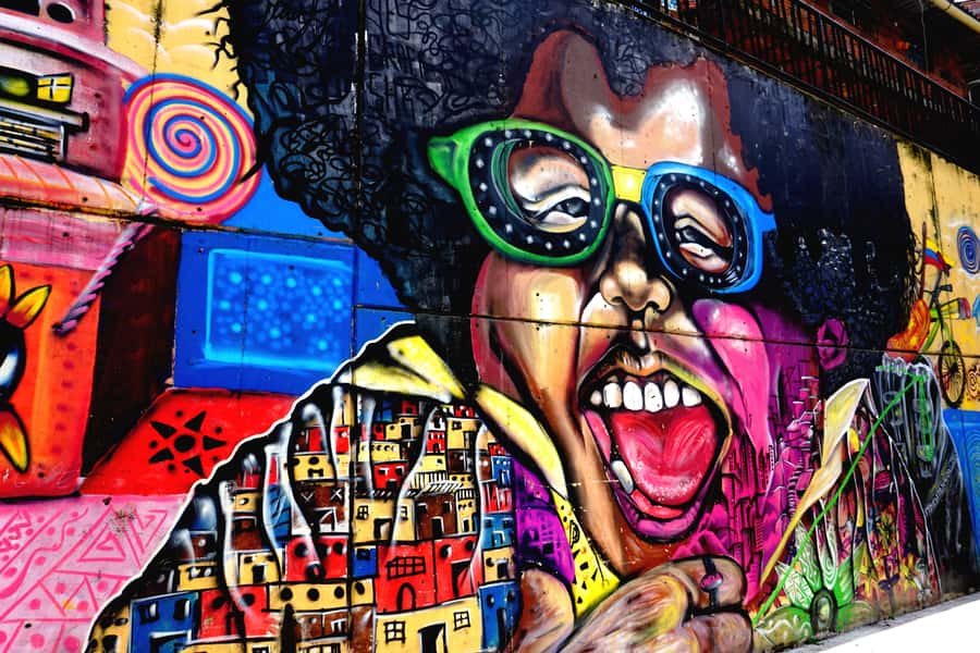 Medellín: Private Comuna 13 Street Art Tour - Riding the cable car above the city