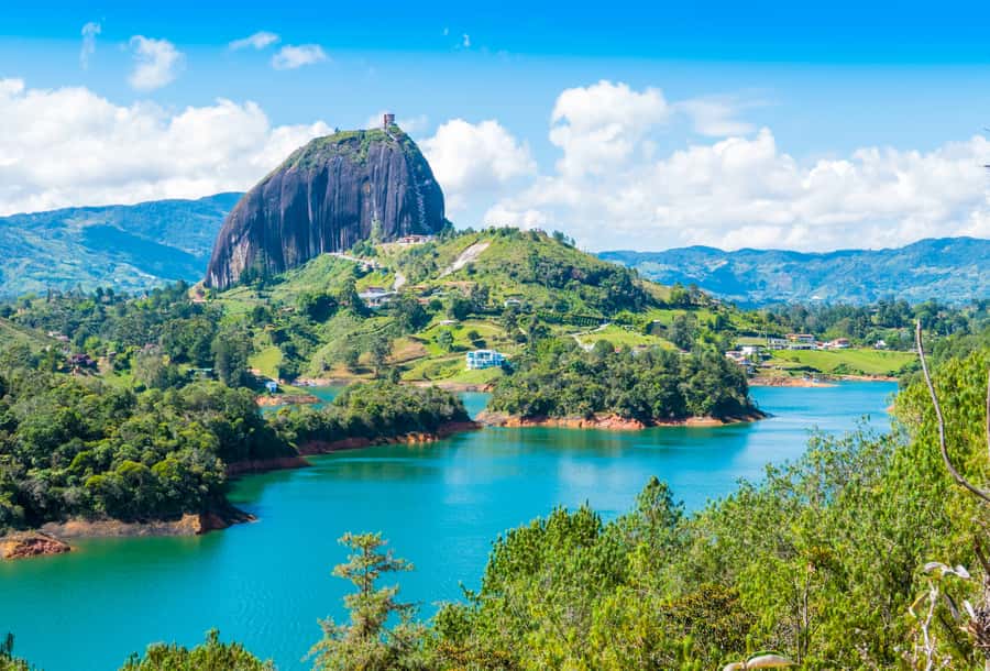 Medellín: Private Guatapé Tour w/ Breakfast, Lunch & Cruise - A musical hour on Guatapé Reservoir