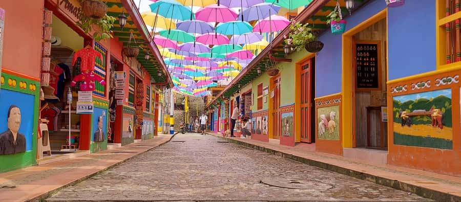 Medellín: Private Guatapé Tour w/ Breakfast, Lunch & Cruise - Climbing El Peñol before the crowds