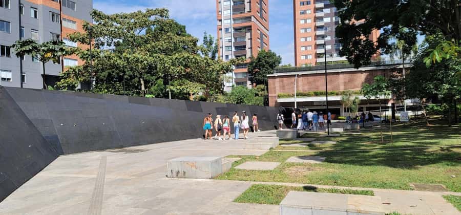 Medellín: Private Pablo Escobar and Comuna 13 Tour - Two hours in Comuna 13, with street art and local voices