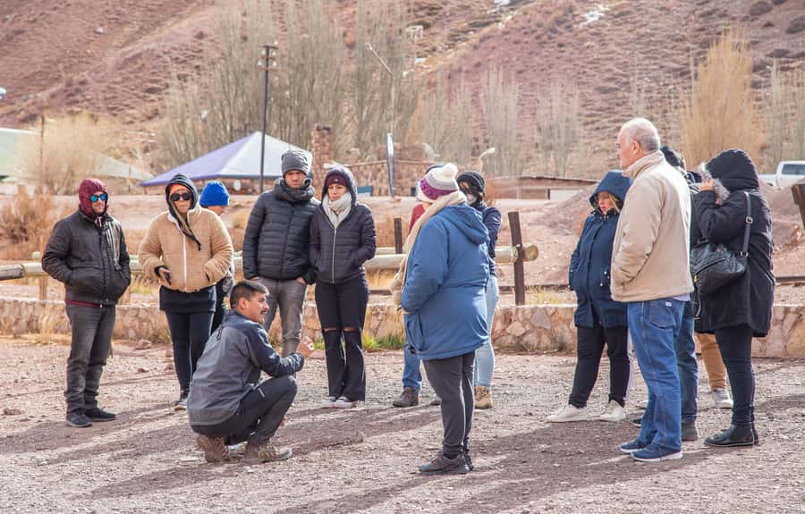 Mendoza: Aconcagua, Uspallata & Puente del Inca Day Trip - The guides and bilingual format