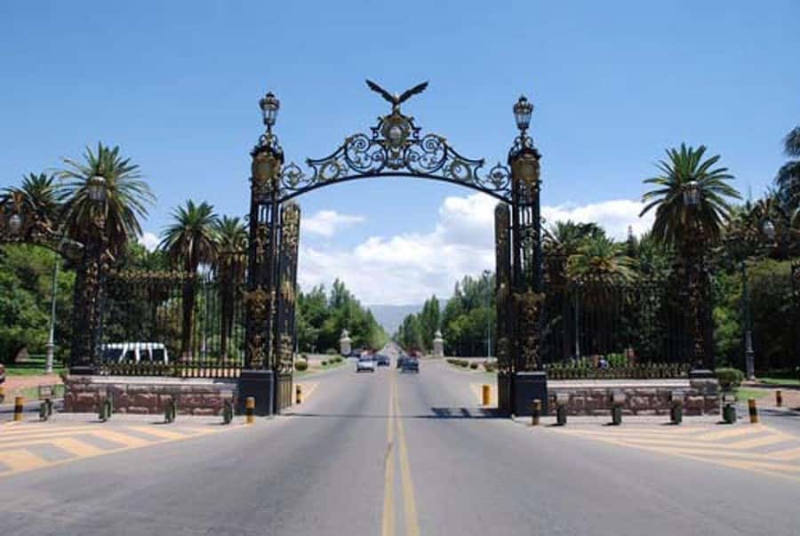 Mendoza: Half-Day Sightseeing City Tour - Downtown squares, avenues, and civic Mendoza