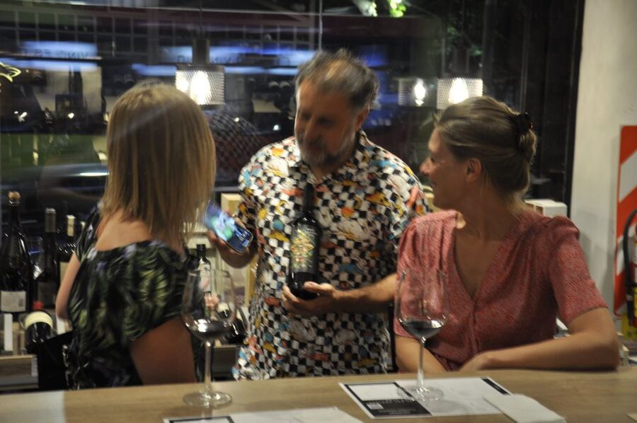 Mendoza: Premium Wine Tasting - Group size, language, and overall mood