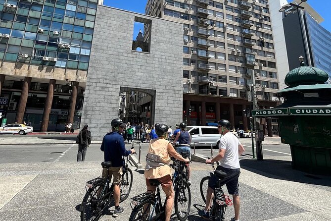 Montevideo Electric Bicycle Tour - Plaza Independencia opens the way to Ciudad Vieja