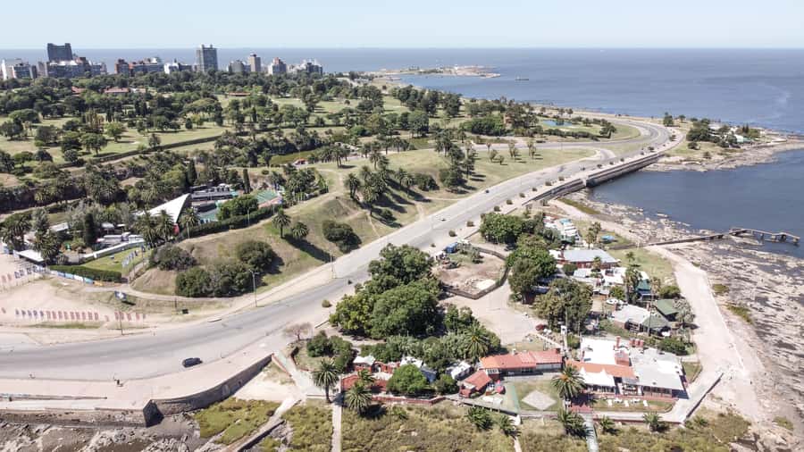 Montevideo: Sightseeing Hop-On Hop-Off Bus Tour - Timing the two circuits in one day