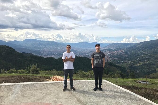 Pablo Escobar Historic Tour and Cable car - Jardines Montesacro: the grave and family connection
