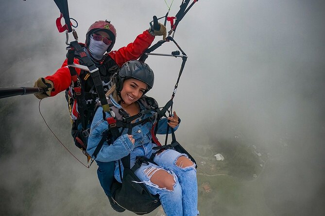 Paragliding flight in Medellin with expert pilots - Taking off above Medellín