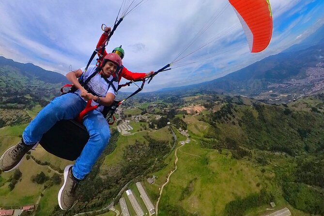 Paragliding flight in Medellin with expert pilots - The view is the real payoff