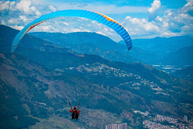Paragliding flight in Medellin with expert pilots - What the $63 price includes