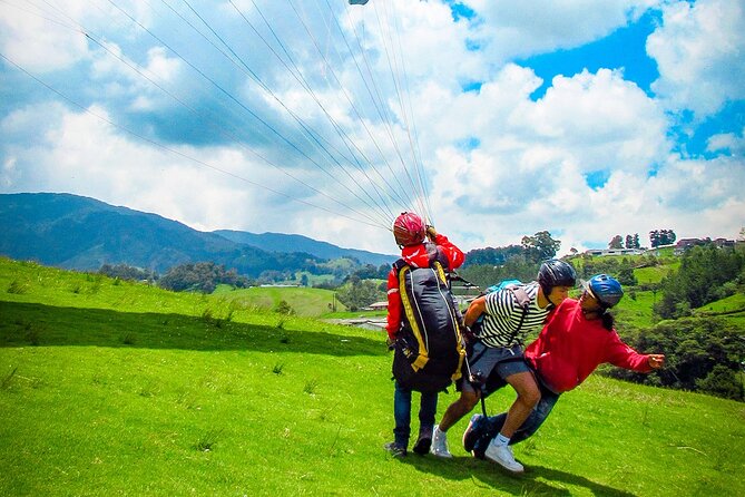 Paragliding flight in Medellin with expert pilots - Safety for a first flight